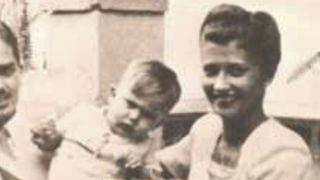 Há cerca de 79 anos, esse bebê cabeludo fez birra para foto; anos depois, ele virou um famoso galã no Brasil e precisou ficar internado na UTI