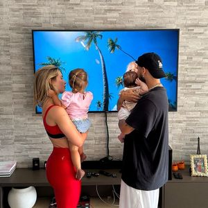 Virginia Fonseca e Zé Felipe adoravam mostrar momentos em família na web: neste, o ex-casal exibia o clipe 'Facilita Aí' para as filhas