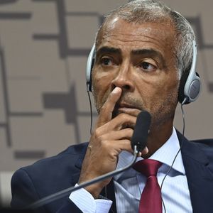 Justiça determina bloqueio do cachê de Romário na CazéTV para pagamento de dívida de R$ 32,4 milhões. Entenda o caso