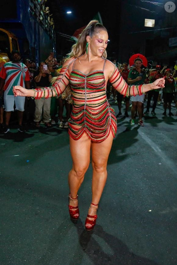 Pernas de Paolla Oliveira, rainha de bateria da Grande Rio, se destacaram em fantasia colorida e poderosa da atriz em ensaio da Grande Rio