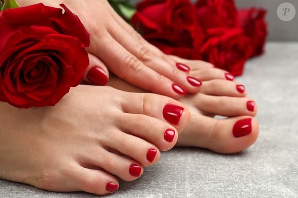 O esmalte vermelho nos pés transmite sofisticação e estilo