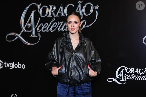 A meia-calça fina e os sapatos de bico fino com brilhos completaram o look com uma dose de elegância sutil. Com make leve e cabelo preso, Isabelle equilibrou perfeitamente o ar cool girl com sofisticação - provando que menos pode ser muito mais quando se tem estilo