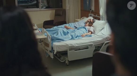 Piril flagra Bahar e Sarp na cama do hospital na novela 'Força de Mulher', no capítulo de 1º de maio de 2025, quinta-feira