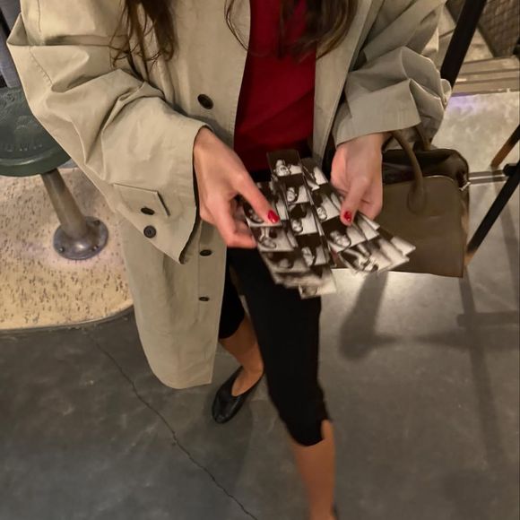 Minimalismo e sofisticação: Bruna Marquezine eleva o básico com peças da The Row, Toteme e Cartier