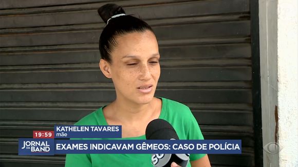 Segundo ela, os fetos apareciam saudáveis e era possível ouvir dois corações, mas no parto ela só ouviu um neném chorar e logo foi informada que não tinha outro.