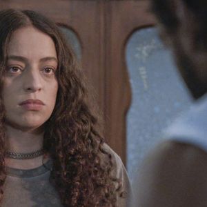 Em 'Volta por Cima', Cacá (Pri Helena) se desespera com sumiço do filho