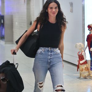 De jeans rasgado, Bruna Marquezine foi alvo de fotos ao embarcar no aeroporto do Rio em 7 de março de 2025