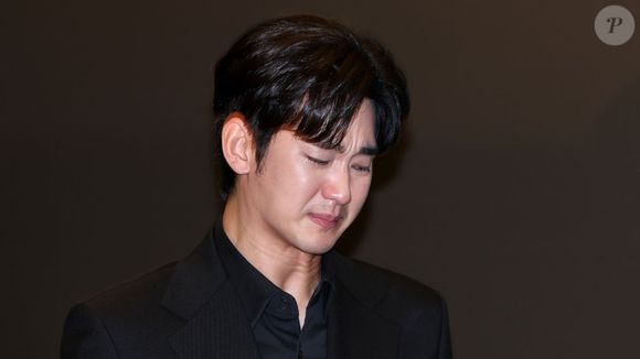 Kim Soo-hyun foi substituído pela cantora Gawon, que faz parte do grupo de K-pop MEOVV