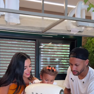 Bruna Biancardi ainda preparou um bolo super gostoso ao lado de Mavie e de Neymar.