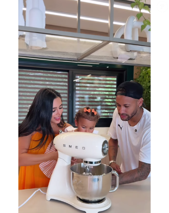 Bruna Biancardi ainda preparou um bolo super gostoso ao lado de Mavie e de Neymar.