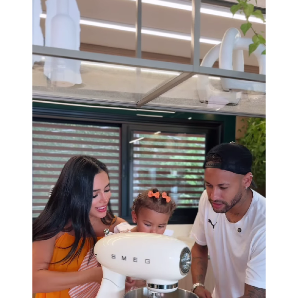 Bruna Biancardi ainda preparou um bolo super gostoso ao lado de Mavie e de Neymar.