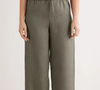Prática, confortável e em uma das tonalidades mais elegantes da temporada, a calça verde da Intimissimi é perfeita para criar looks casuais ou produções mais sofisticadas para a noite