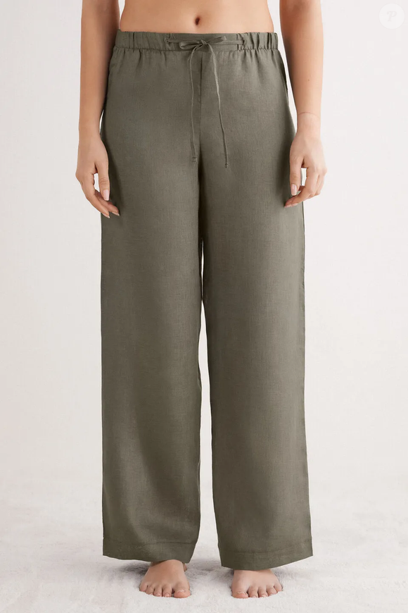 Prática, confortável e em uma das tonalidades mais elegantes da temporada, a calça verde da Intimissimi é perfeita para criar looks casuais ou produções mais sofisticadas para a noite