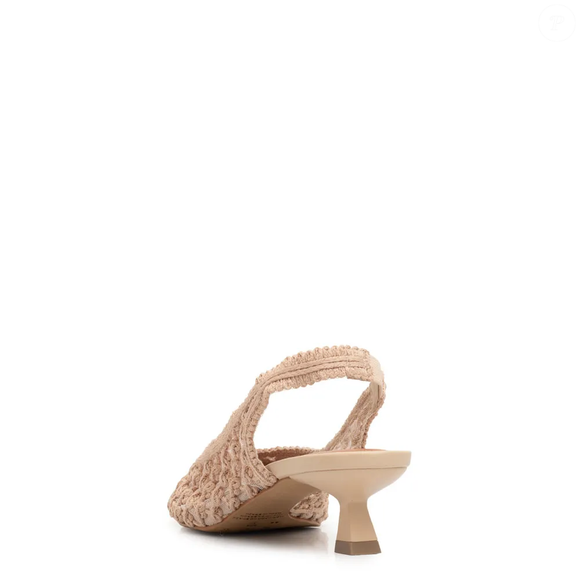 Com salto médio de altura confortável, a sapatilha da Constance oferece a elegância de um scarpin com a praticidade ideal para enfrentar compromissos do dia à noite