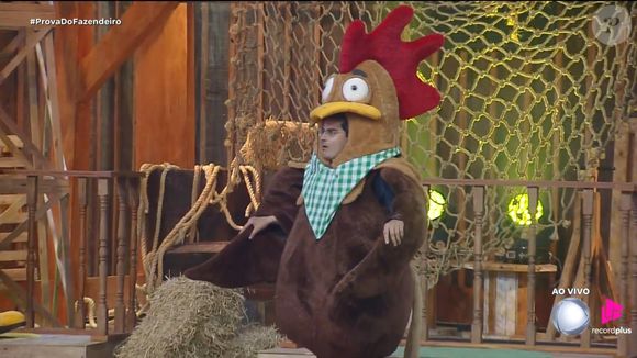 Vestidos de galinho, peões lutaram pela chance de escapar da berlinda e Dudu Camargou levou a vitória