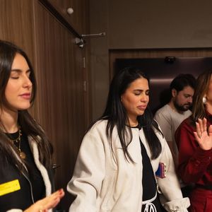 Nascimento de Mel: Bianca publica fotos de pessoas reunidas na maternidade.