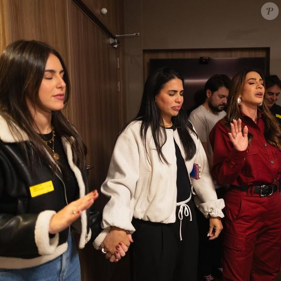 Nascimento de Mel: Bianca publica fotos de pessoas reunidas na maternidade.