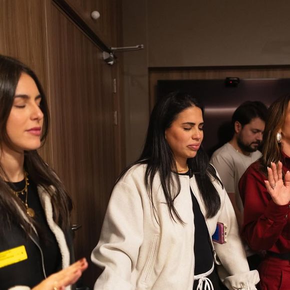 Nascimento de Mel: Bianca publica fotos de pessoas reunidas na maternidade.