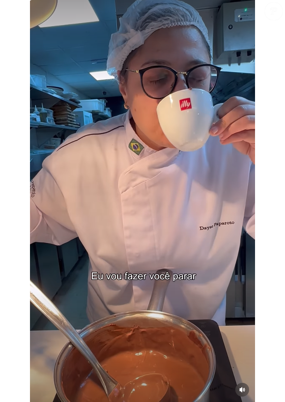 Sirva o chocolate quente ainda quente. Se desejar, cubra com canela ou chantilly