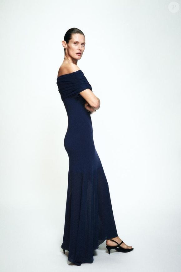 Vestido de Tricô Ombro a Ombro (Zara) | R$ 519 - para fechar, um modelo que tem tudo para virar curinga da temporada: vestido com decote reto, super feminino, em azul intenso e com uma pegada de look de casamento casual irresistível.