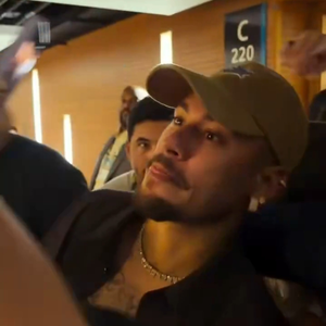 O novo visual de Neymar chamou atenção na web. O jogador do Santos surgiu com cavanhaque e bigode depois de um período usando a barba mais cheia