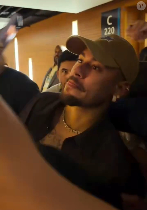 O novo visual de Neymar chamou atenção na web. O jogador do Santos surgiu com cavanhaque e bigode depois de um período usando a barba mais cheia