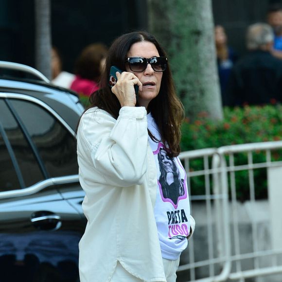 Atriz Malu Mader marca presença no velório de Preta Gil, nesta sexta-feira (25), no Theatro Municipal do Rio de Janeiro.