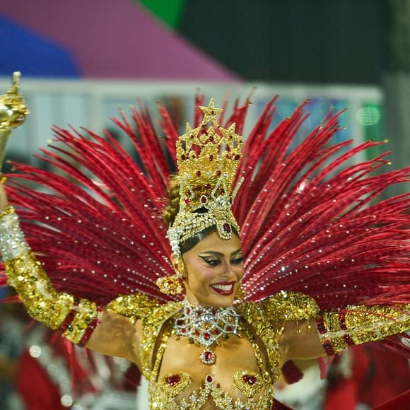 Fantasia de Juliana Paes na Viradouro traz cascata de cristais em prata e vermelho com gotas douradas