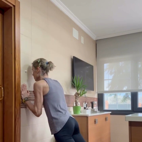 Em vez de fazê-las no chão, use uma parede ou uma superfície intermediária mais alta que o chão