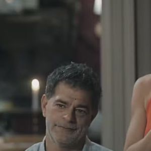 Rogério (Eduardo Moscovis) em cena de flashback com Arminda (Grazi Massafera) na novela Três Graças, que será exibida em breve