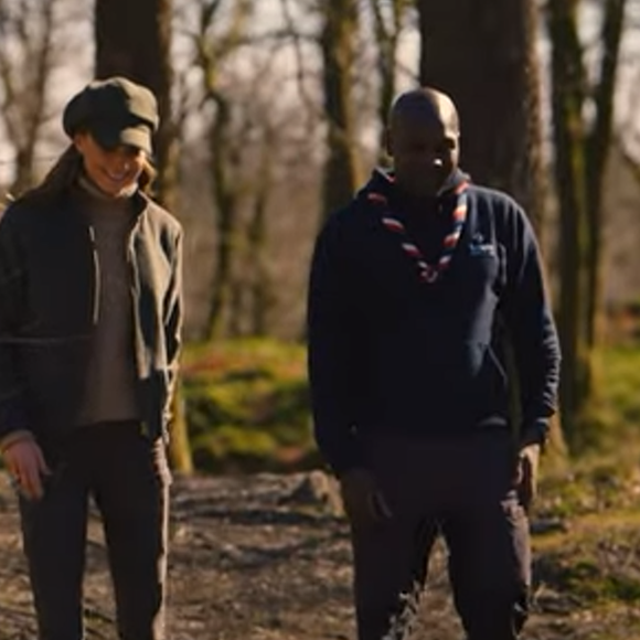 Kate Middleton caminhou ao lado de um grupo de jovens escoteiros perto do Lago Windermere.