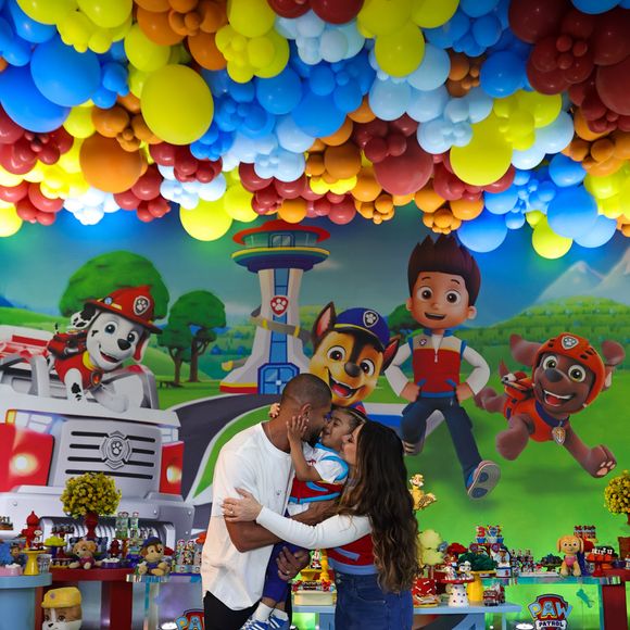 Viviane Araújo e o filho usaram a roupa igual a do personagem principal da festa