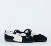 O Puma Speedcat Ballet ganha espaço entre as tendências por unir elegância, conforto e versatilidade, funcionando em produções casuais, minimalistas e fashionistas