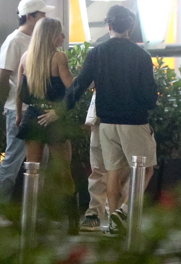 Bruna Griphao usava shortinho e top pretos ao deixar shopping ao lado do namorado, Yam Vieira (na foto de blusa de manga longa preta)