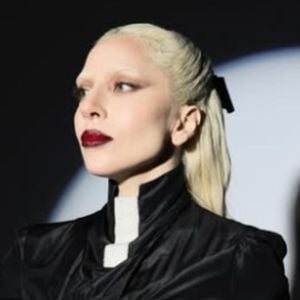 Lady Gaga tem costume de fazer anotações no papel