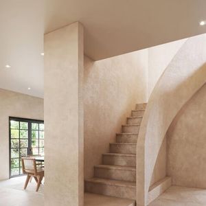 A decoração segue um estilo minimalista, com predominância de tons neutros e terrosos, poucos móveis e muitas peças em madeira natural.