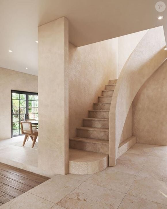 A decoração segue um estilo minimalista, com predominância de tons neutros e terrosos, poucos móveis e muitas peças em madeira natural.