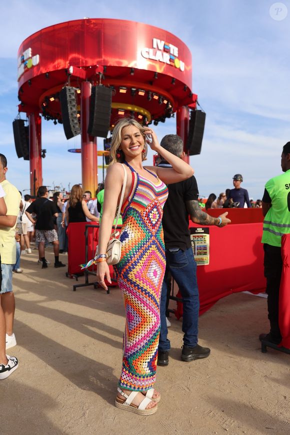 Vestido de crochê multicolorido foi aposta de Lívia Andrade no show de Ivete Sangalo