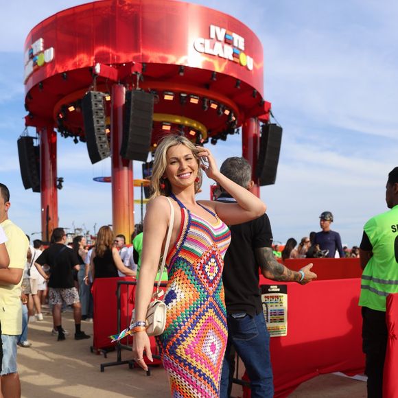 Vestido de crochê multicolorido foi aposta de Lívia Andrade no show de Ivete Sangalo