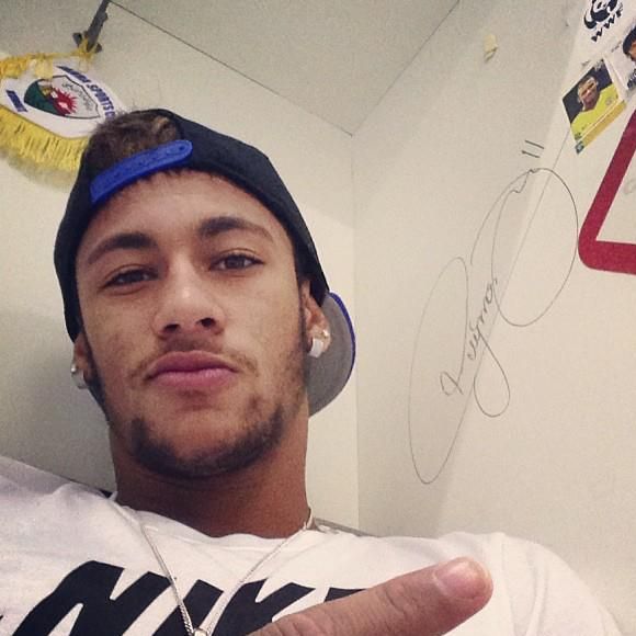 Neymar fez anos de história no Santos antes de dar seu primeiro passo internacional