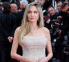 Angelina Jolie faz retorno triunfal com conjunto de diamantes e vestido de baile grifado no Festival de Cannes 2025