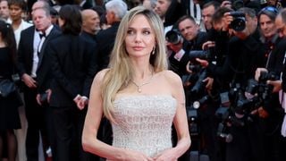 Angelina Jolie faz retorno triunfal com conjunto de diamantes e vestido de baile grifado no Festival de Cannes 2025