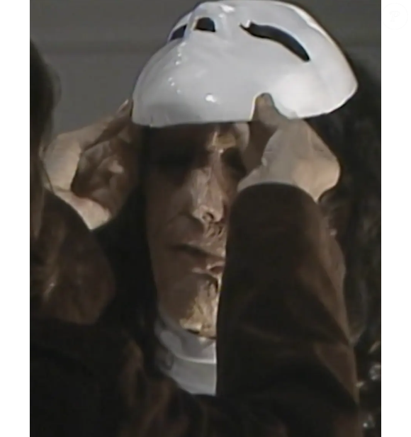 Adonay (Breno Moroni) quebra o espelho de casa após ver depois da cirurgia em A Viagem