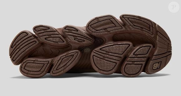 O New Balance 2000L ABZORB é uma alternativa para quem gosta da presença de um tênis esportivo, mas prefere cores neutras na hora de montar o look