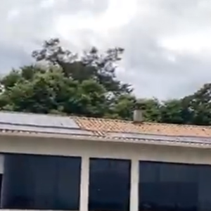 A residência foi construída em um terreno de 1.800 m² e distribuída em três pavimentos, planejados para aproveitar ao máximo a paisagem da lagoa, um dos principais cartões-postais da capital mineira.