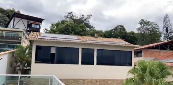 A residência foi construída em um terreno de 1.800 m² e distribuída em três pavimentos, planejados para aproveitar ao máximo a paisagem da lagoa, um dos principais cartões-postais da capital mineira.