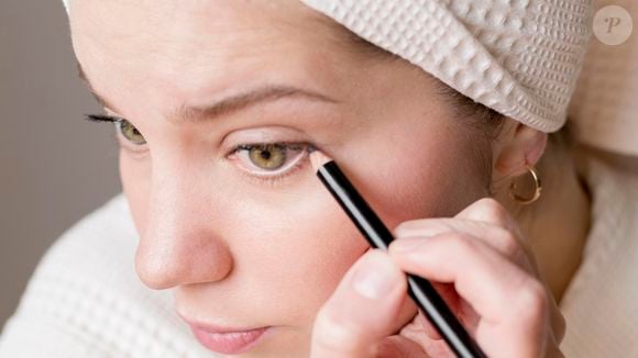 Conforme envelhecemos, porém, o lápis preto deixa de ser o melhor aliado para um efeito rejuvenescedor. Justamente por sua intensidade, ele acaba deixando o olhar muito mais pesado e com pouco frescor