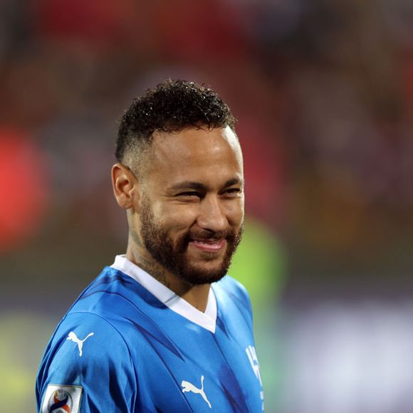Neymar fez dois gols na partida e foi o responsável por livrar o Santos da zona de rebaixamento