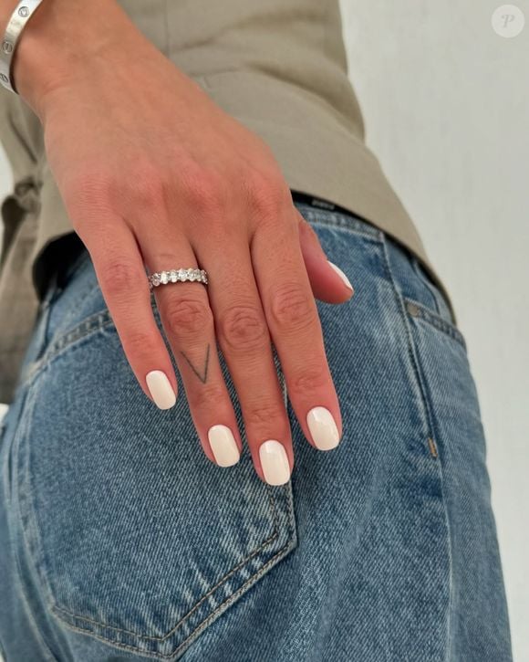 Branco leitoso: o resultado é uma manicure sofisticada, discreta e extremamente elegante, que realça o bronzeado de forma natural e sem exageros.