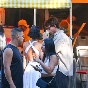 Shawn Mendes experimentou até caldo de cana!